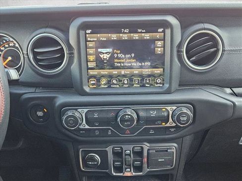 Used 2020 Jeep Gladiator Overland AWD/4WD image 13