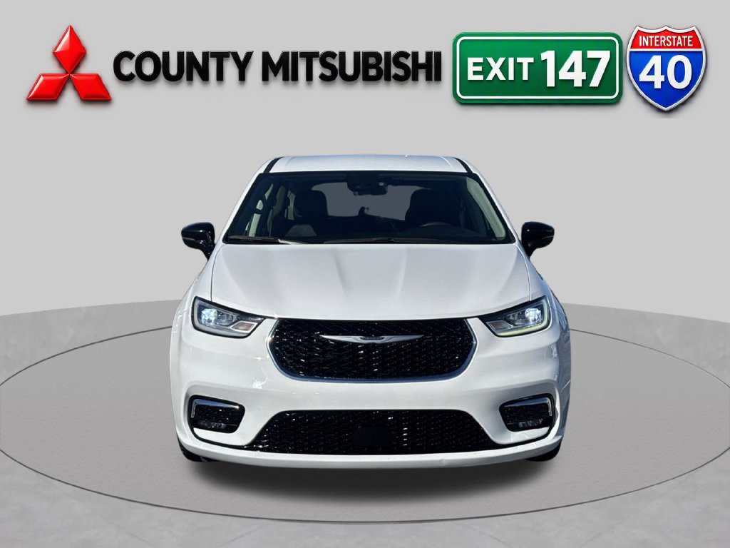 Used 2024 Chrysler Pacifica Touring-L FWD image 2