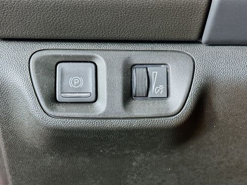 Used 2023 GMC Acadia SLT image 17