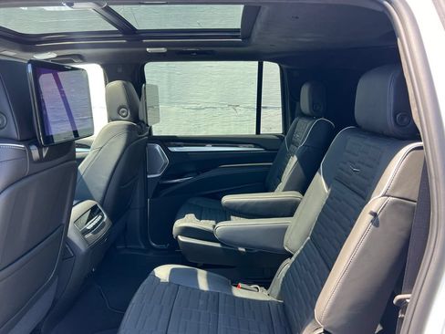 New 2026 Cadillac Escalade ESV Platinum Luxury AWD/4WD image 17
