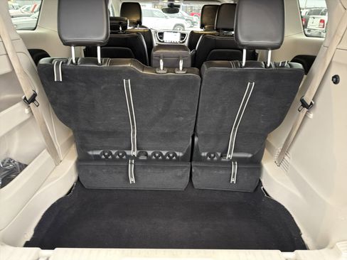 Used 2024 Chrysler Pacifica Touring-L image 19