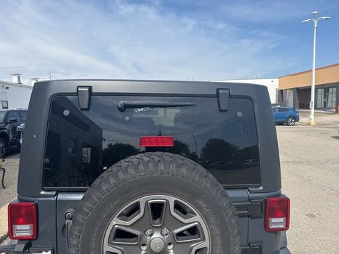 Used 2017 Jeep Wrangler Unlimited Rubicon w/ Connectivity Group AWD/4WD image 8