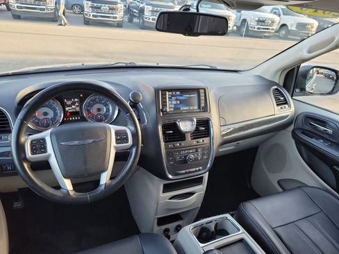 Used 2016 Chrysler Town & Country Touring image 20