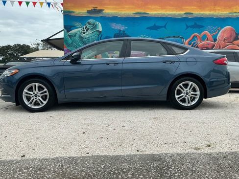 Used 2018 Ford Fusion SE w/ Fusion SE Technology Package image 2