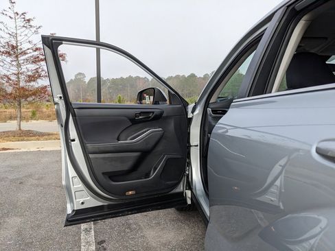 Used 2023 Toyota Highlander L image 49