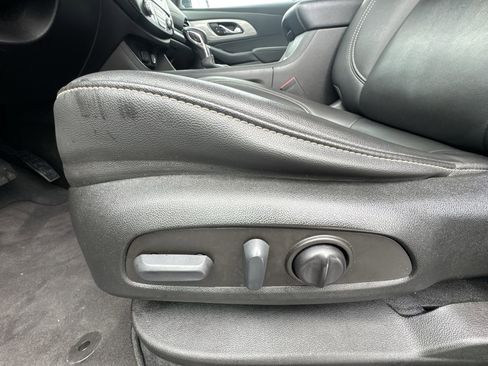 Used 2023 Chevrolet Traverse LT image 12