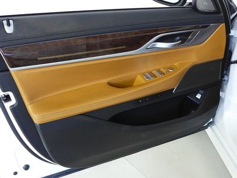 Used 2022 BMW 740i w/ Premium Package image 11