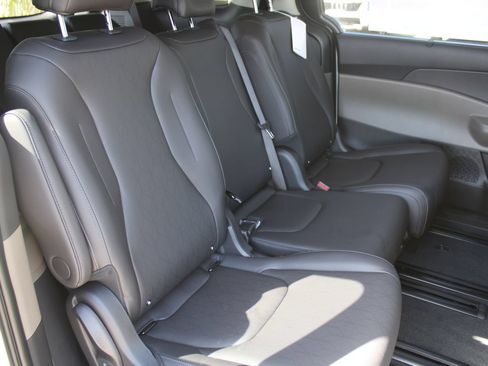 New 2026 Kia Carnival EX FWD image 7