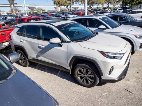 Certified 2022 Toyota RAV4 XLE Premium image 7