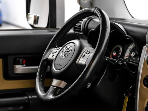 Used 2014 Toyota FJ Cruiser 4WD w/ Upgrade Package image 18