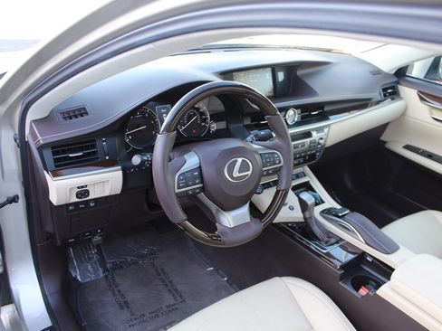 Used 2016 Lexus ES 350 w/ Luxury Package w/Wood Trim FWD image 17