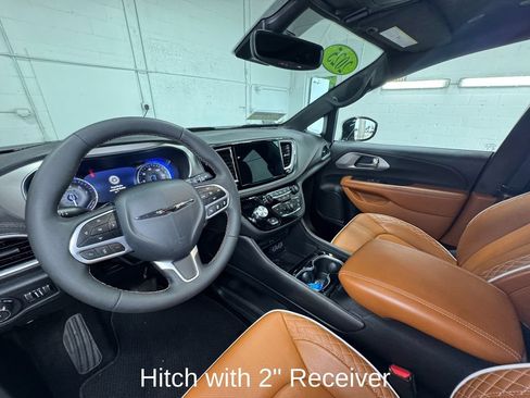 Used 2025 Chrysler Pacifica Pinnacle w/ Trailer Tow Group AWD/4WD image 14