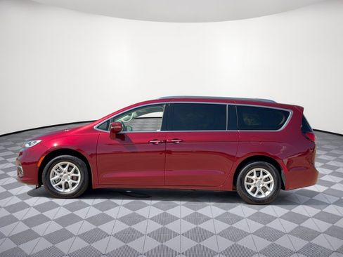 Used 2021 Chrysler Pacifica Touring-L FWD image 2