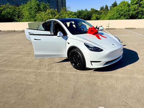 Used 2023 Tesla Model Y AWD image 31