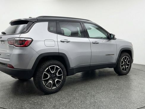 Used 2025 Jeep Compass Trailhawk AWD/4WD image 9