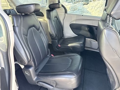 Used 2024 Chrysler Pacifica Touring-L image 9