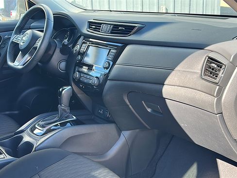 Used 2020 Nissan Rogue SV image 22