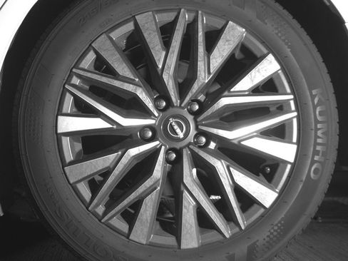 Used 2025 Nissan Altima 2.5 SV FWD image 14