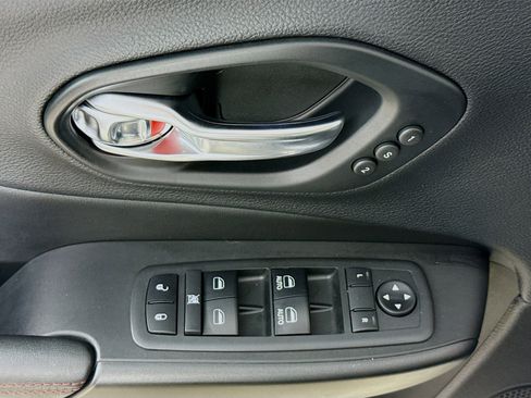 Used 2019 Jeep Cherokee Trailhawk AWD/4WD image 21
