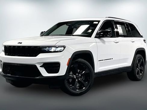 Used 2023 Jeep Grand Cherokee Altitude AWD/4WD image 3