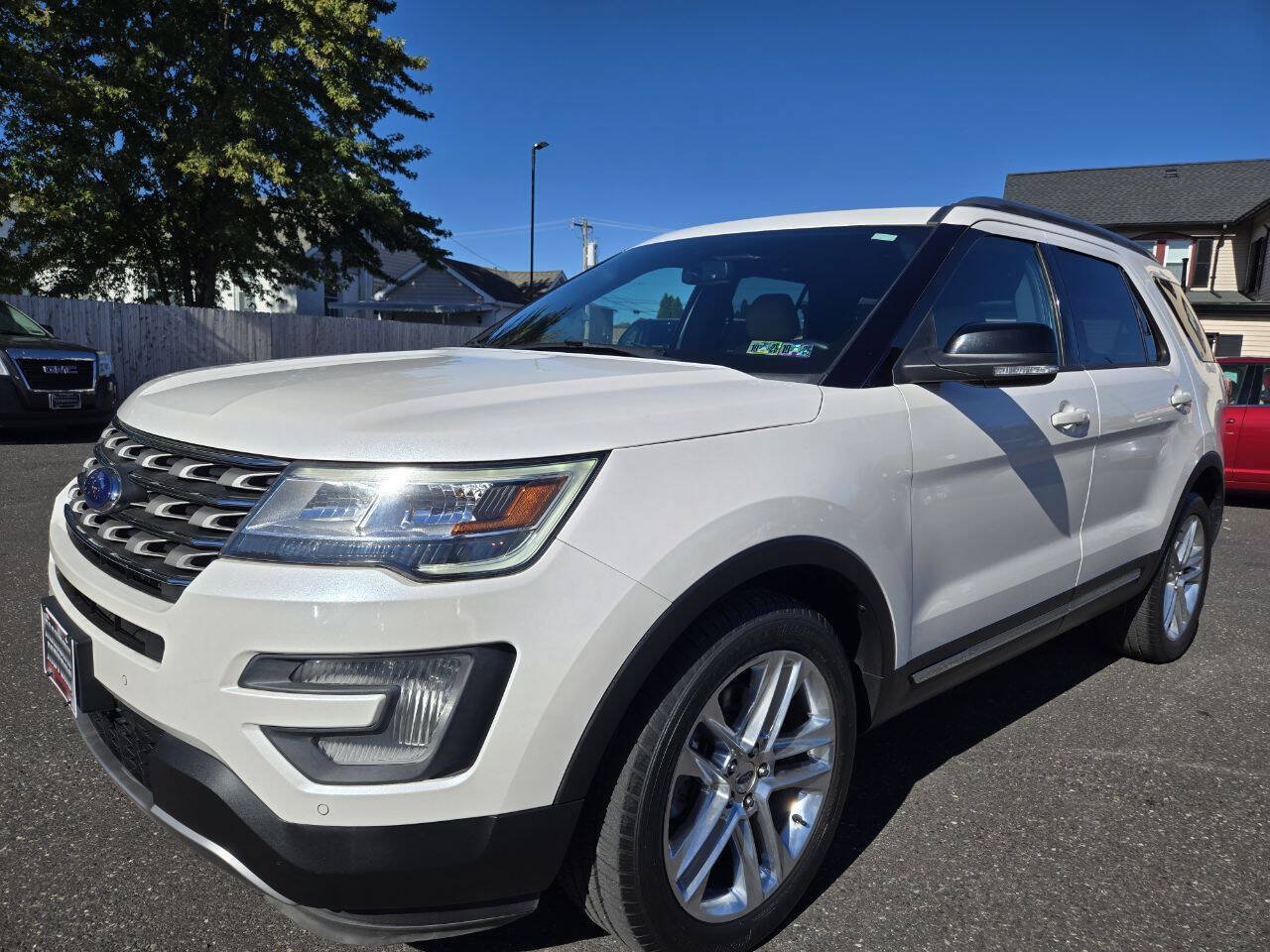 Used 2017 Ford Explorer XLT w/ Equipment Group 202A AWD/4WD image 11