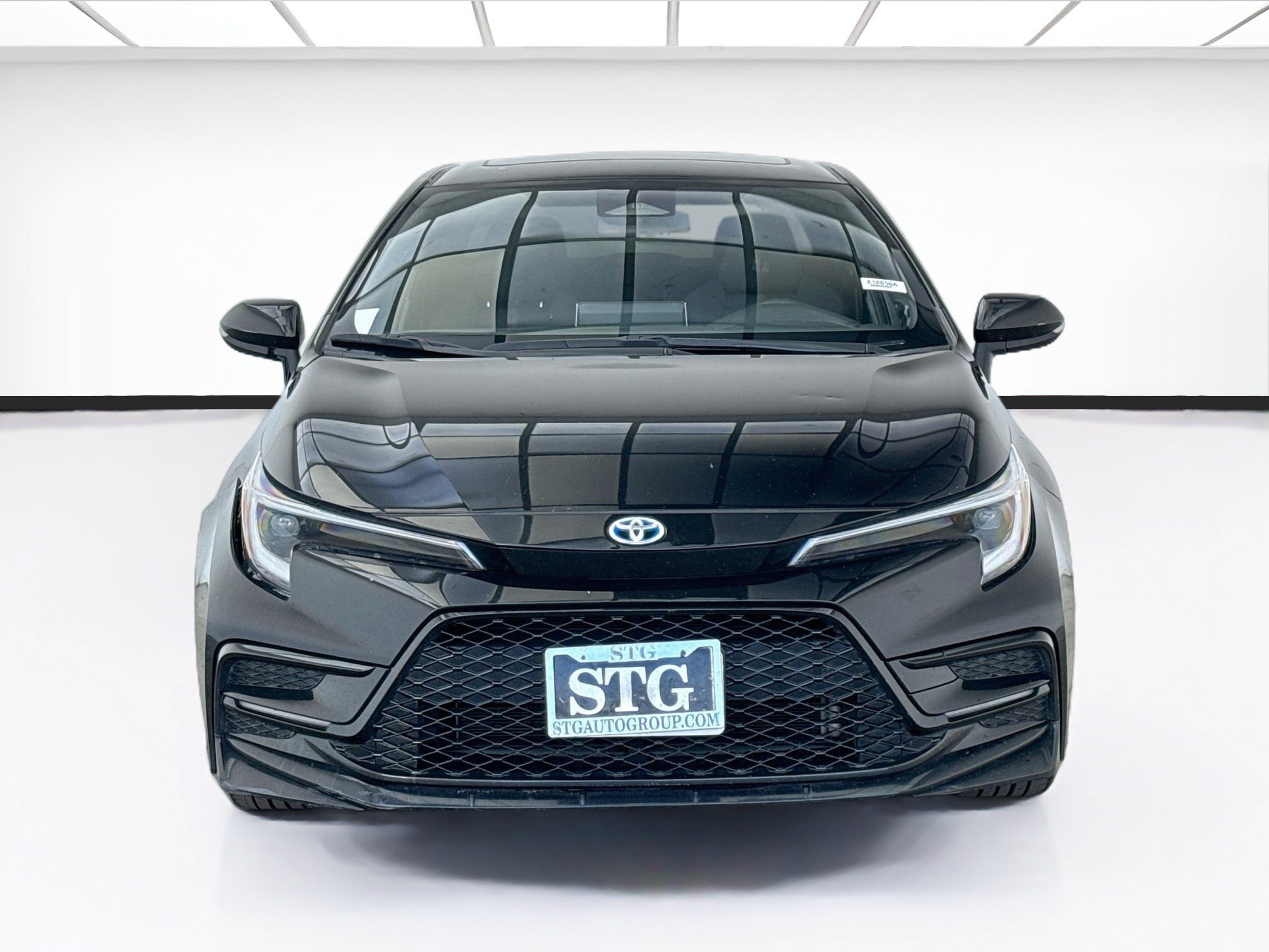Used 2023 Toyota Corolla SE w/ SE Package FWD image 2