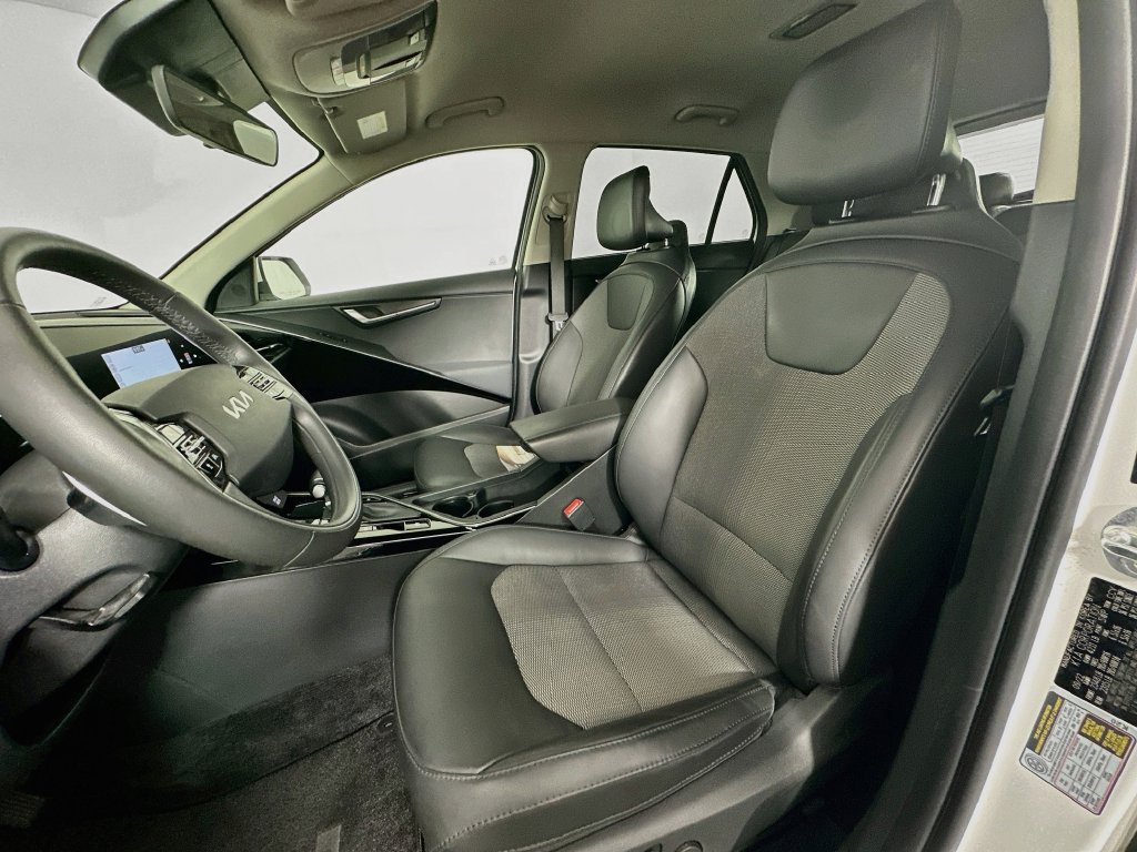 Used 2023 Kia Niro EX FWD image 23