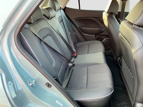 Used 2025 Hyundai Venue Limited FWD image 27