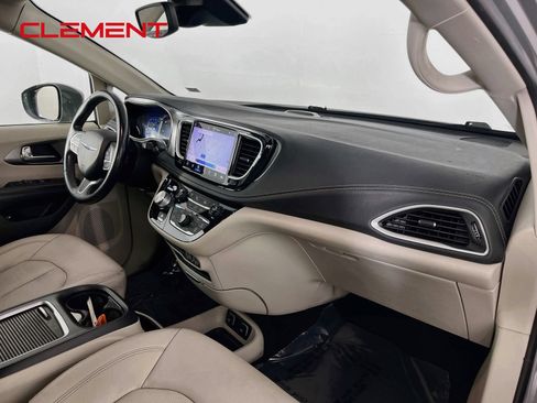Used 2021 Chrysler Pacifica Touring-L FWD image 36