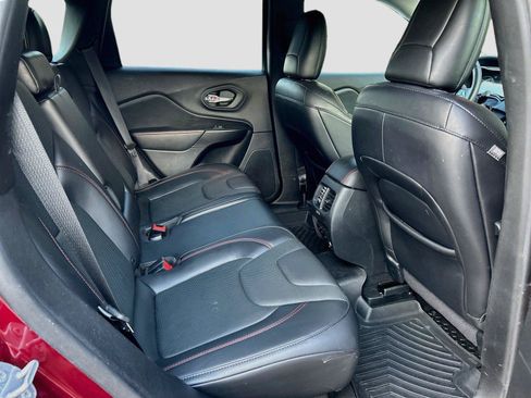 Used 2019 Jeep Cherokee Trailhawk AWD/4WD image 23