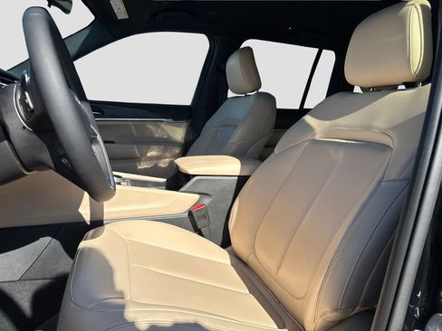 Used 2025 Jeep Grand Cherokee Limited AWD/4WD image 12