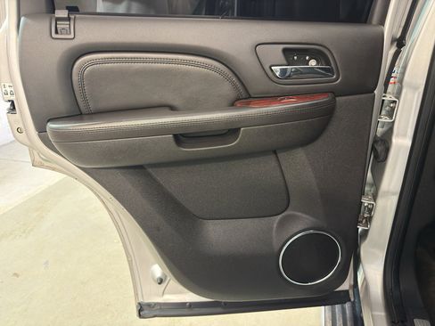 Used 2010 Cadillac Escalade Luxury AWD/4WD image 29