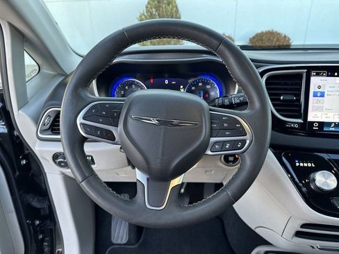 Used 2023 Chrysler Pacifica Touring-L FWD image 9