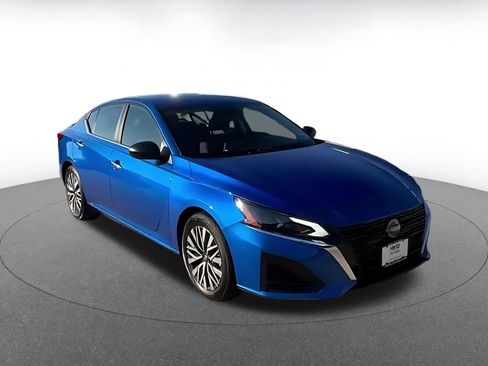 Used 2025 Nissan Altima 2.5 SV image 3