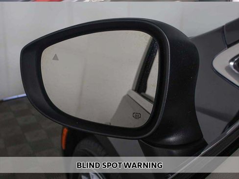 Used 2023 Chrysler Pacifica Touring-L FWD image 4