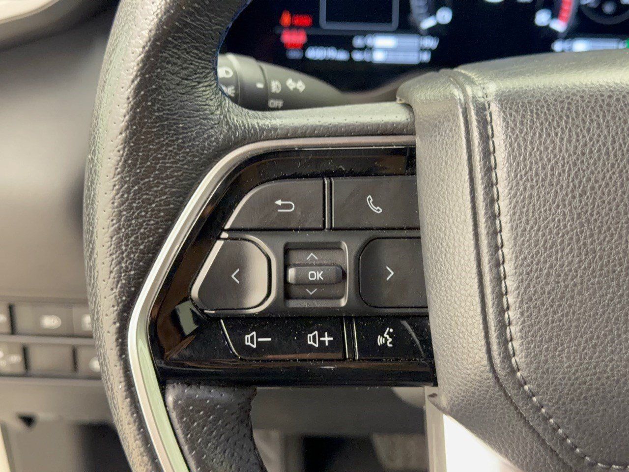 Used 2022 Toyota Tundra Platinum w/ Advanced Package AWD/4WD image 18