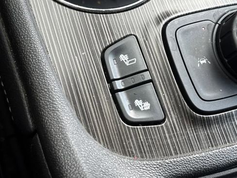 Used 2023 GMC Acadia SLT FWD image 24