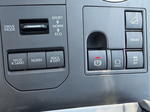 Used 2023 Toyota Highlander XLE AWD/4WD image 19