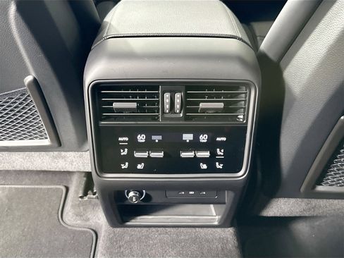 Certified 2025 Porsche Cayenne Coupe image 36