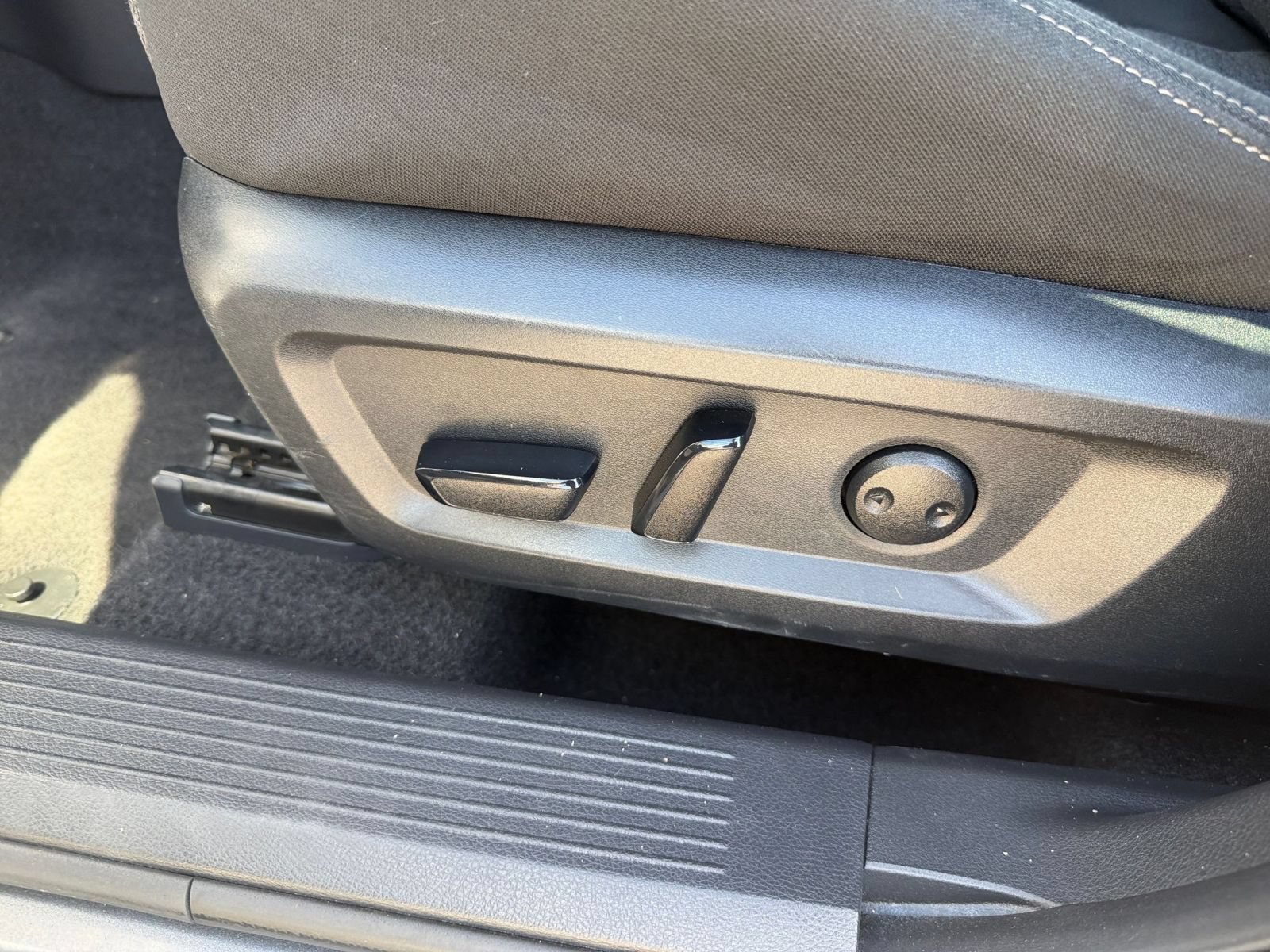 Used 2025 Nissan Rogue SV FWD image 21