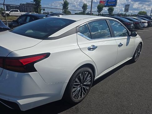 Used 2025 Nissan Altima 2.5 SV FWD image 3