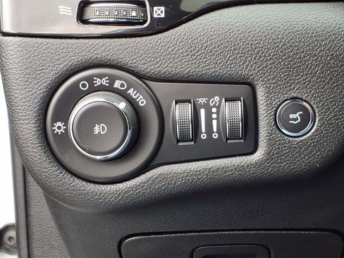 Used 2019 Jeep Cherokee Latitude Plus AWD/4WD image 12