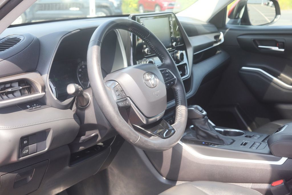 Certified 2021 Toyota Highlander XLE AWD/4WD image 8