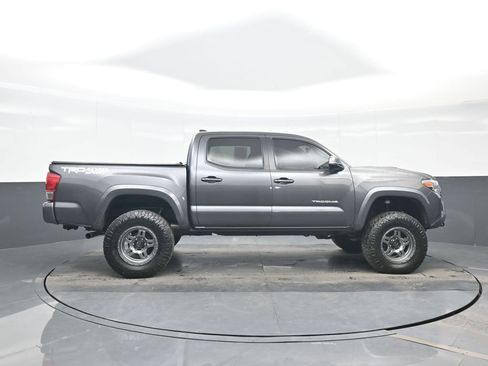 Used 2017 Toyota Tacoma TRD Sport w/ Tow Package (A/T) AWD/4WD image 7