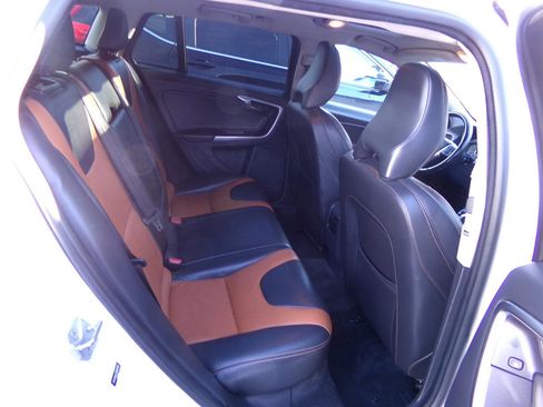 Used 2018 Volvo V60 T5 Cross Country w/ Convenience Package image 43