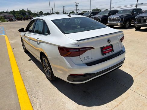 Used 2023 Volkswagen Jetta SE w/ Panoramic Sunroof Package FWD image 7