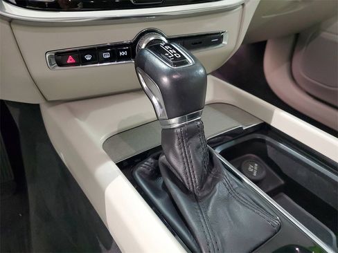 Used 2021 Volvo V60 T5 Cross Country image 23