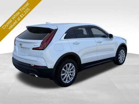 Used 2023 Cadillac XT4 Luxury w/ Cold Weather Package FWD image 4