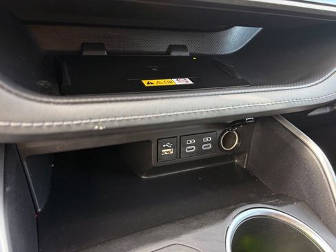 Used 2023 Toyota Highlander XLE AWD/4WD image 18