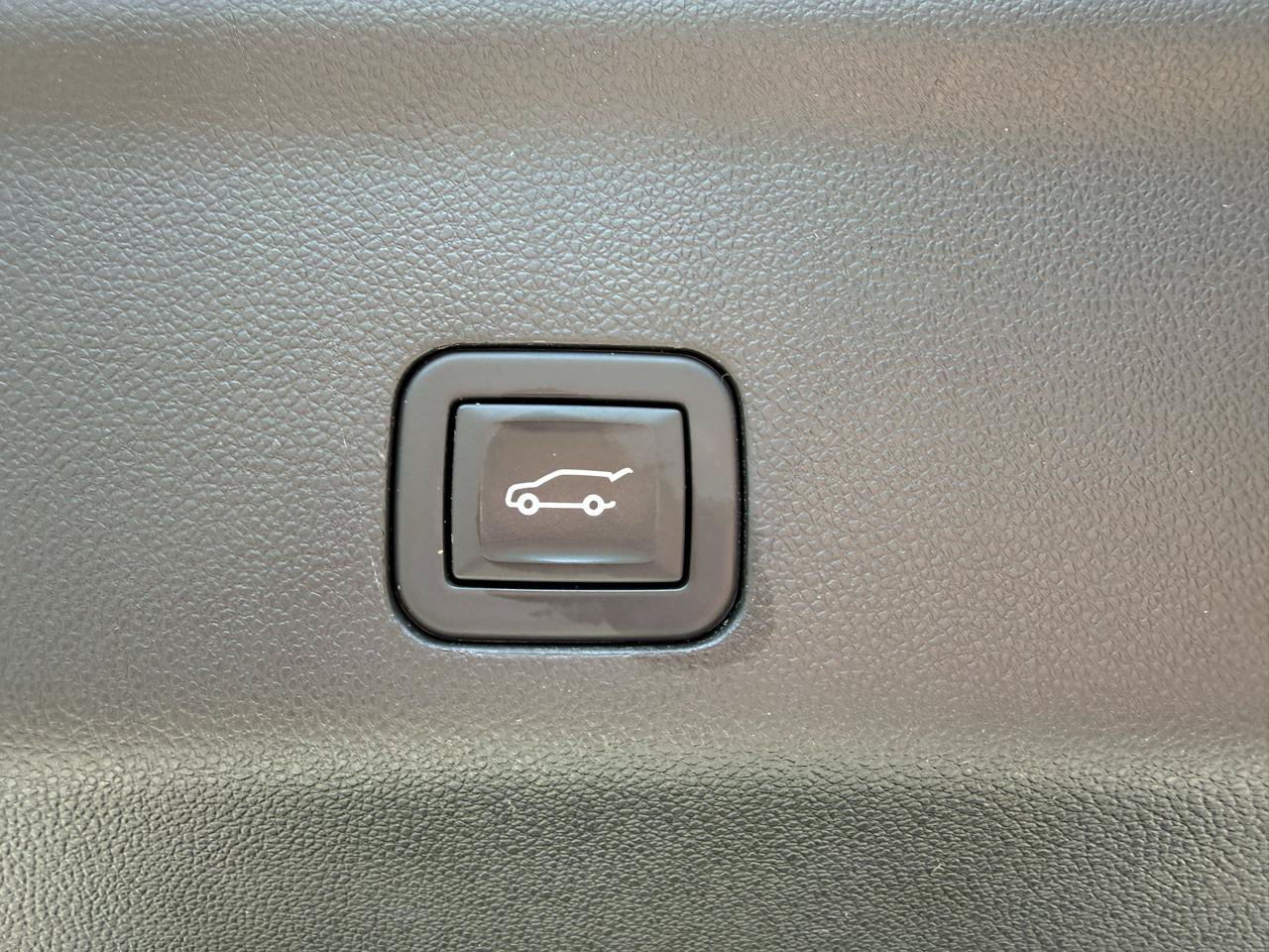 Used 2024 GMC Yukon AT4 w/ Technology Package AWD/4WD image 21